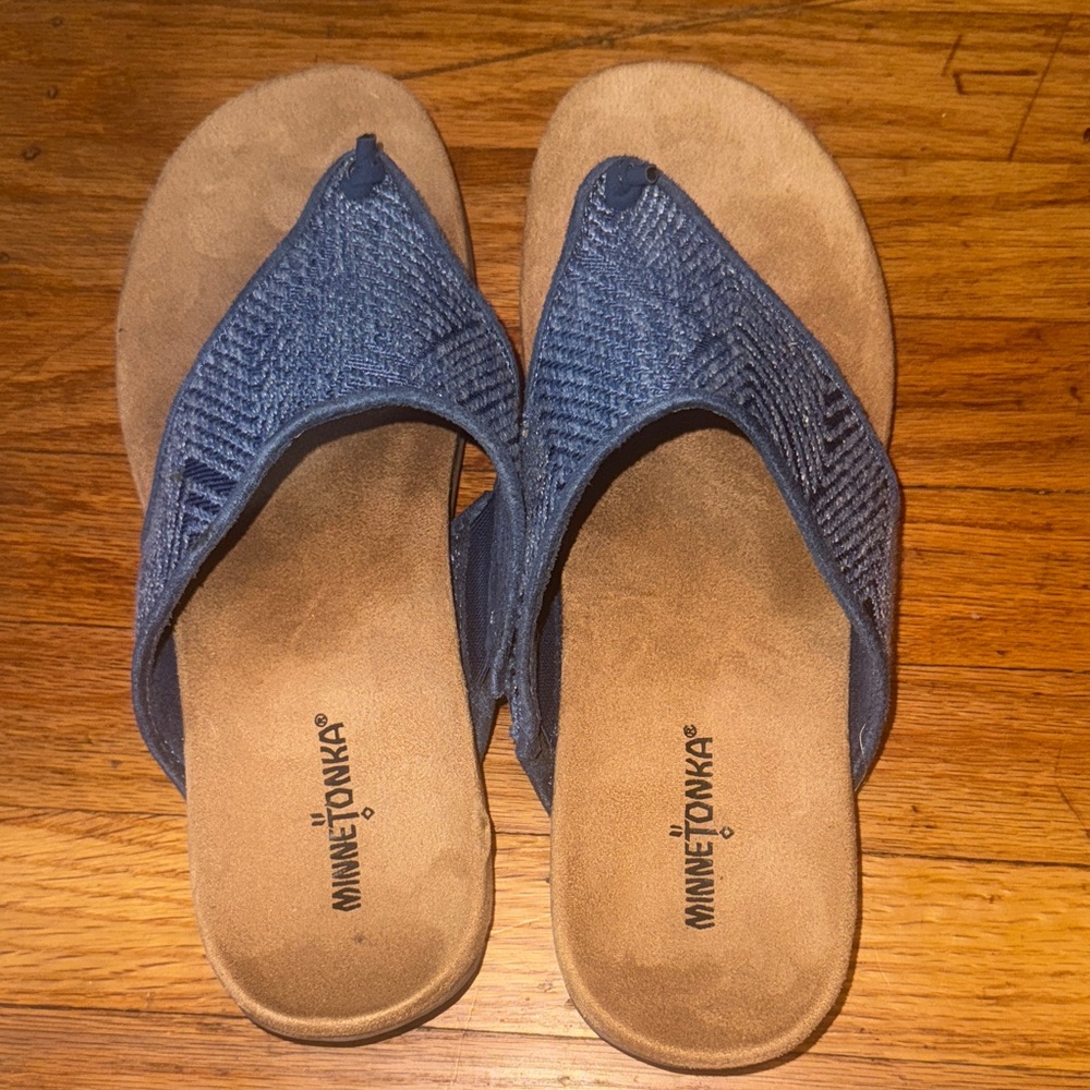 Minnetonka Navy and Beige Sandals
